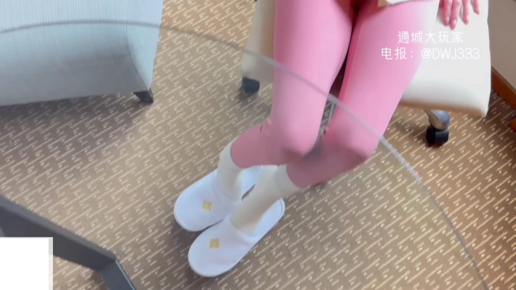 18X.真人视频-瑜伽裤女孩姿势超多-资源总站